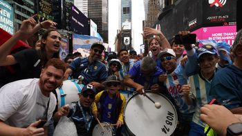 banderazo argentino en time square en la previa al choque contra chile banderazo argentino en time square en la previa al choque contra chile