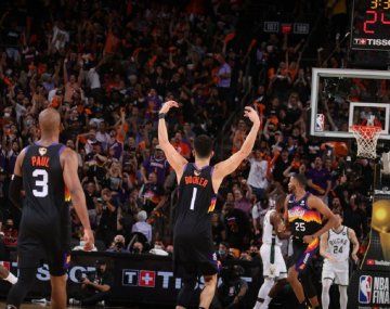 Phoenix Suns venció a Milwaukee y puso 2-0 la final de la NBA