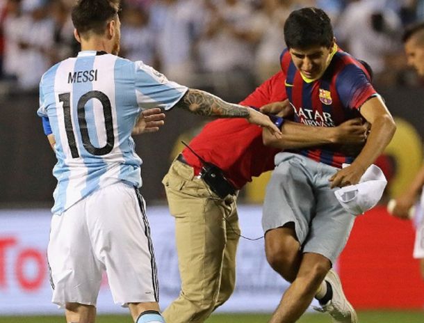 ¿Quién es el joven que fue a abrazar a Messi tras el partido ante Panamá?