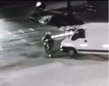 VIDEO: Motociclista cruzó con la barrera baja