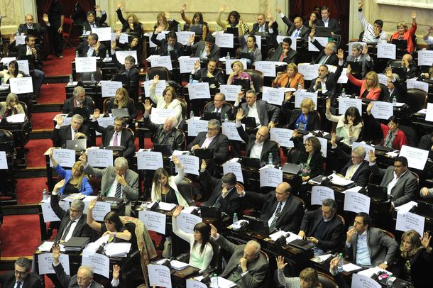 Con carteles, los diputados del FpV reclamaron por el presupuesto del Garrahan