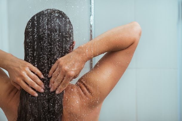 Especialistas aseguran que no es necesario bañarse todos los días