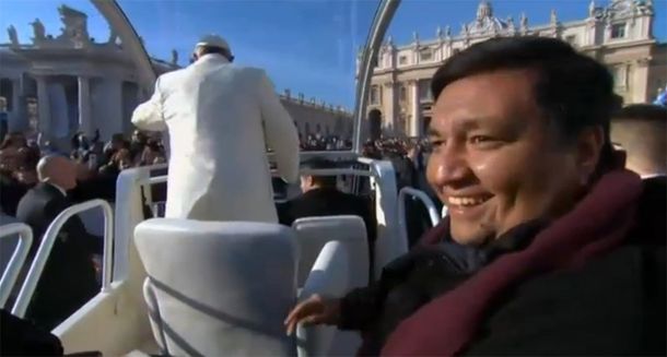 El sacerdote que se subió al papamóvil dio detalles de su encuentro con el Papa