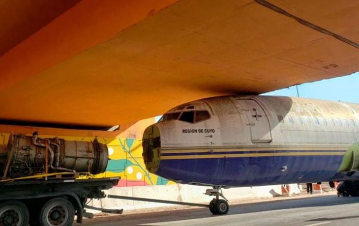Insólito: un avión quedó atascado debajo de un puente en Córdoba