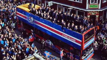 el impactante recibimiento a los vikingos de islandia en reykjavik el impactante recibimiento a los vikingos de islandia en reykjavik