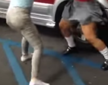 Brutal pelea entre dos jóvenes