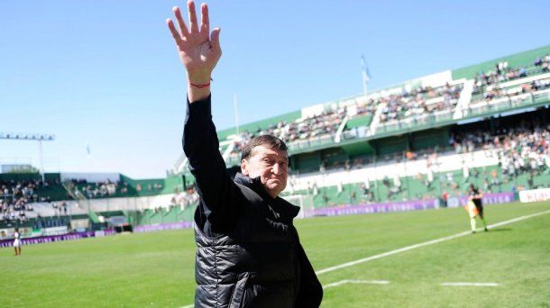 Operaron de urgencia a Julio Falcioni: cómo se encuentra el entrenador