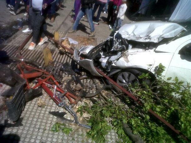 Un micro circuló solo, arrolló 7 autos y chocó contra un jardín de infantes