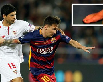 Maradona no se quejaba: Messi viajó descalzo por las patadas que sufrió