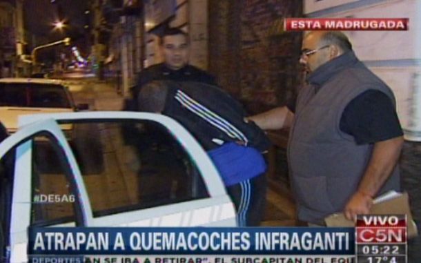 Atrapan infraganti a dos quemacoches en Tribunales