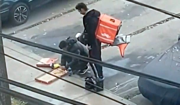 VIDEO: Dos repartidores fueron escrachados mientras se comían el pedido