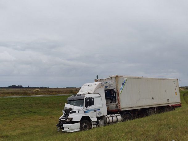 Choque y vuelco de camiones en Ruta 2 en la previa al finde largo de Carnaval