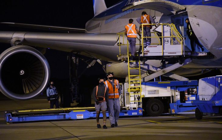 Partió el cuarto vuelo a Rusia en busca de más dosis de la Sputnik V