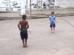 video: perro se divierte ayudando a ninos a saltar la soga video: perro se divierte ayudando a ninos a saltar la soga