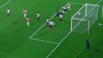 salvador ponzio: batalla la solto en el area y su companero evito el gol en la linea salvador ponzio: batalla la solto en el area y su companero evito el gol en la linea