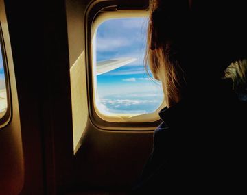 Laura busca a su compañero de viaje