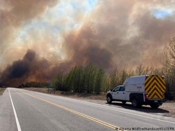 Evacúan a 25.000 personas por incendios forestales en Canadá