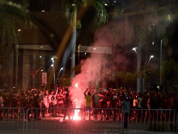 Así recibían al plantel de Independiente los hinchas de Flamengo