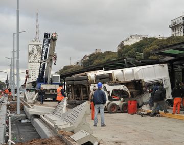Un camión volcó en la 9 de Julio en las obras del metrobús