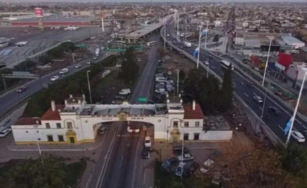 Dos motochorros se tiraron del Puente La Noria y uno murió