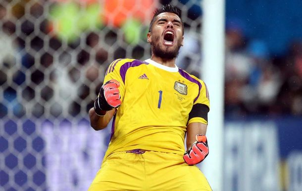 De verdugo a salvador: Sergio Romero a un paso del Manchester United