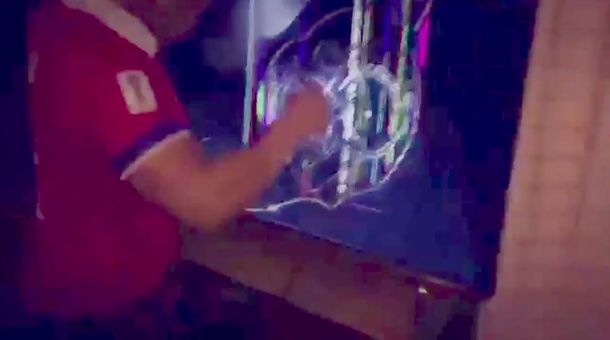 La furia del hincha chileno rompiendo un LED se viralizó