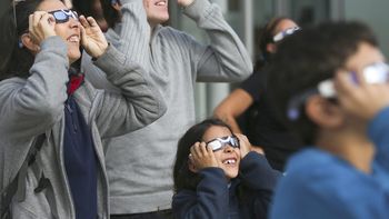 Furor por el eclipse: se agotaron los anteojos para poder verlo Furor por el eclipse: se agotaron los anteojos para poder verlo