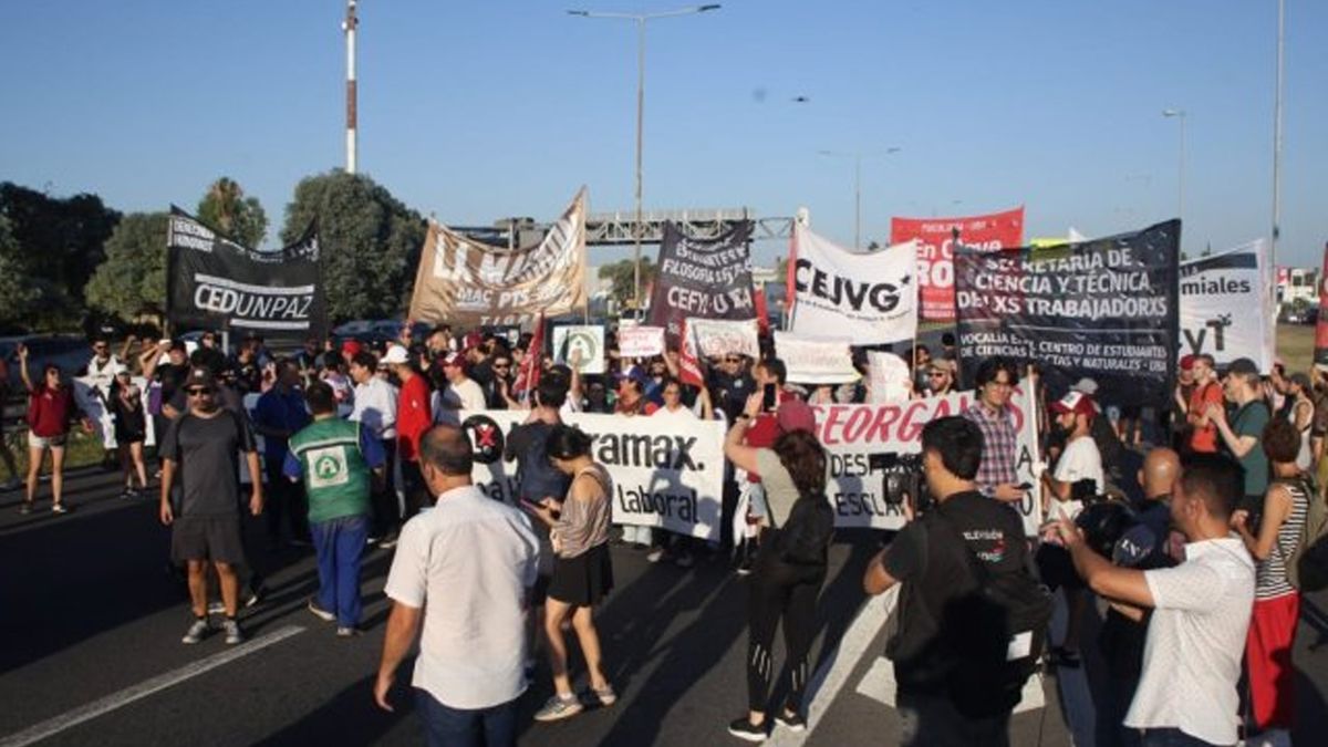 Corte total en la Panamericana: empleados de una fábrica de productos ...