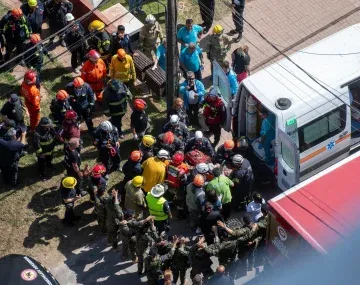 Una mujer de 79 años pudo ser rescatada con vida de entre los escombros