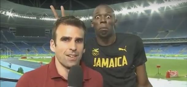 VIDEO: Usain Bolt le hace cuernitos a un periodista