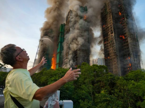 Impresionante incendio de tres edificios en Hong Kong dejó al menos cuatro muertos