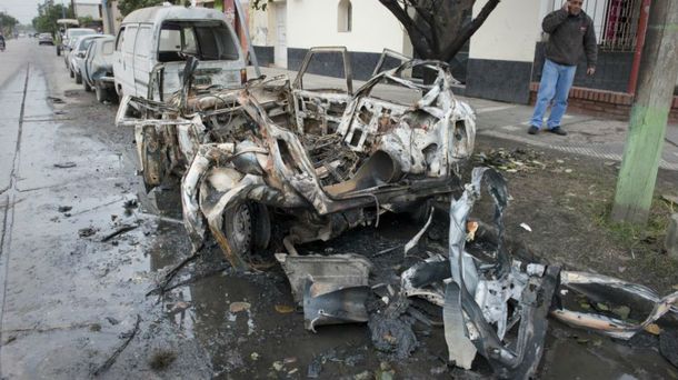 Explotó un auto y asustó a los vecinos: investigan si fue intencional