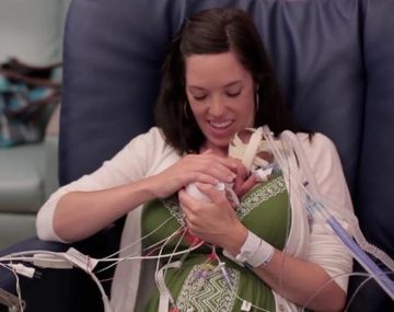 Un conmovedor video de un bebé prematuro recorre la web