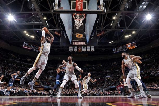 LeBron James encestando ante los Timberwolves