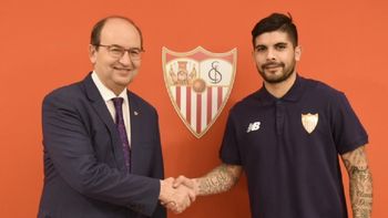 El argentino posa junto al presidente José María del Nido El argentino posa junto al presidente José María del Nido