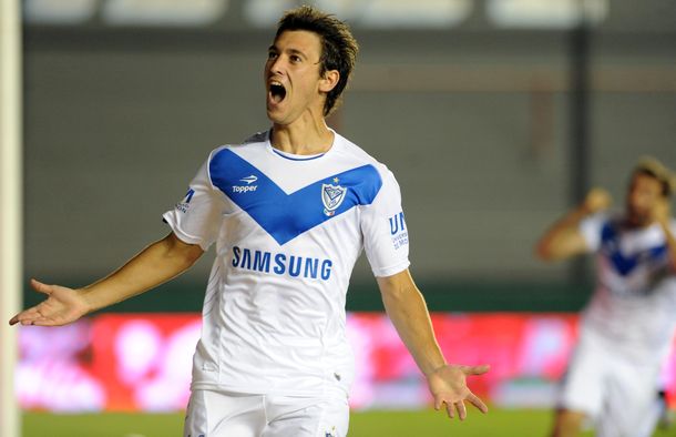 Vélez se lució ante Arsenal y lo goleó para subirse a lo más alto