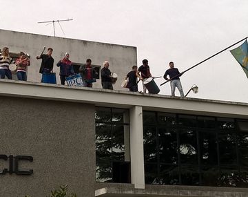 Estatales realizan paro en ente científico por el quite abrupto de horas extras