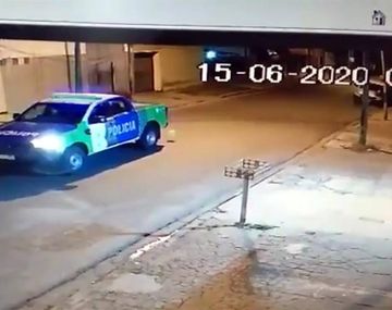 Descubrieron a un policía intentando reventar un globo con el patrullero