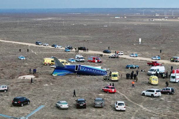 Video: así fue el dramático rescate de sobrevivientes del avión que se estrelló en Kazajistán