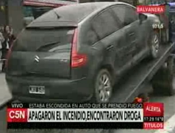 Se le incendiaba el auto, escapó y abandonó un cargamento de marihuana