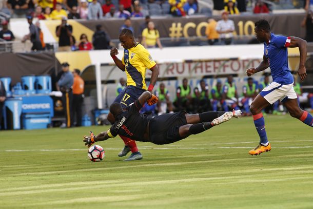 Ecuador goleó a Haití y se clasificó a los cuartos de final