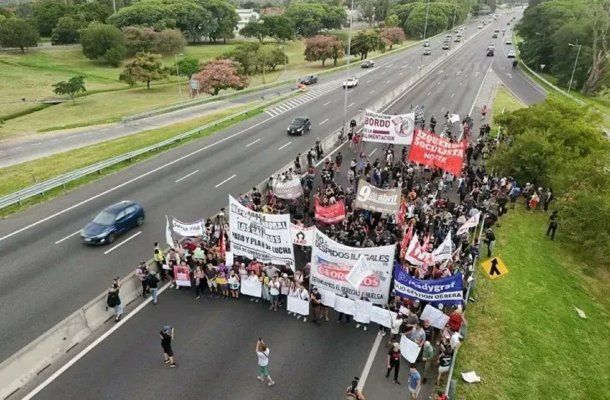 Trabajadores de Fate advierten por posible corte en Panamericana y acampan frente a la fábrica