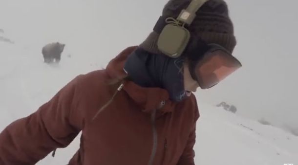 VIDEO: Hacía snowboard y escuchaba música y no se dio cuenta que un oso la perseguía