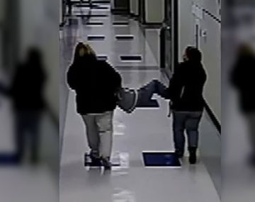 VIDEO: Una maestra y una enfermera arrastran a un nene autista y a su perro guía
