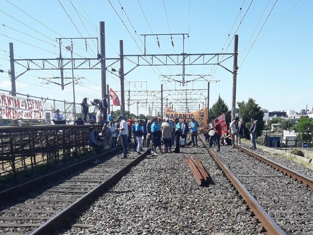Protesta en las vías cerca de la estación Avellaneda