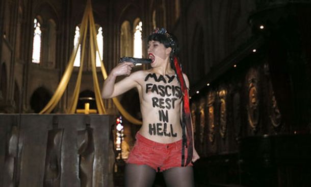 La protesta de Femen contra el ultraderechista que se suicidó en Notre Dame