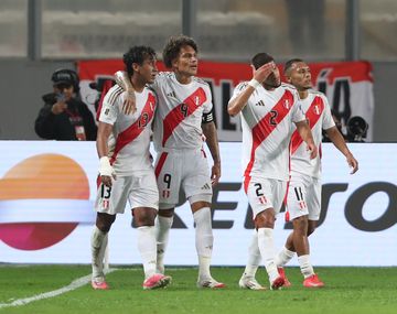 Perú venció a Bolivia y salió del último puesto de la tabla