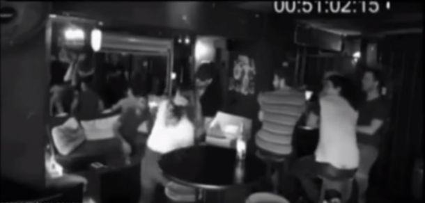 VIDEO: quisieron acosarla en un bar y les dio la paliza de sus vidas
