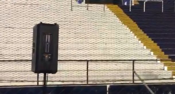 La tribuna vacía y el parlante