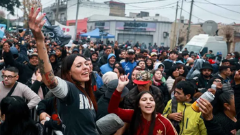 el velorio mas grande del mundo: sigue la despedida a indio solari con fuertes criticas al gobierno el velorio mas grande del mundo: sigue la despedida a indio solari con fuertes criticas al gobierno